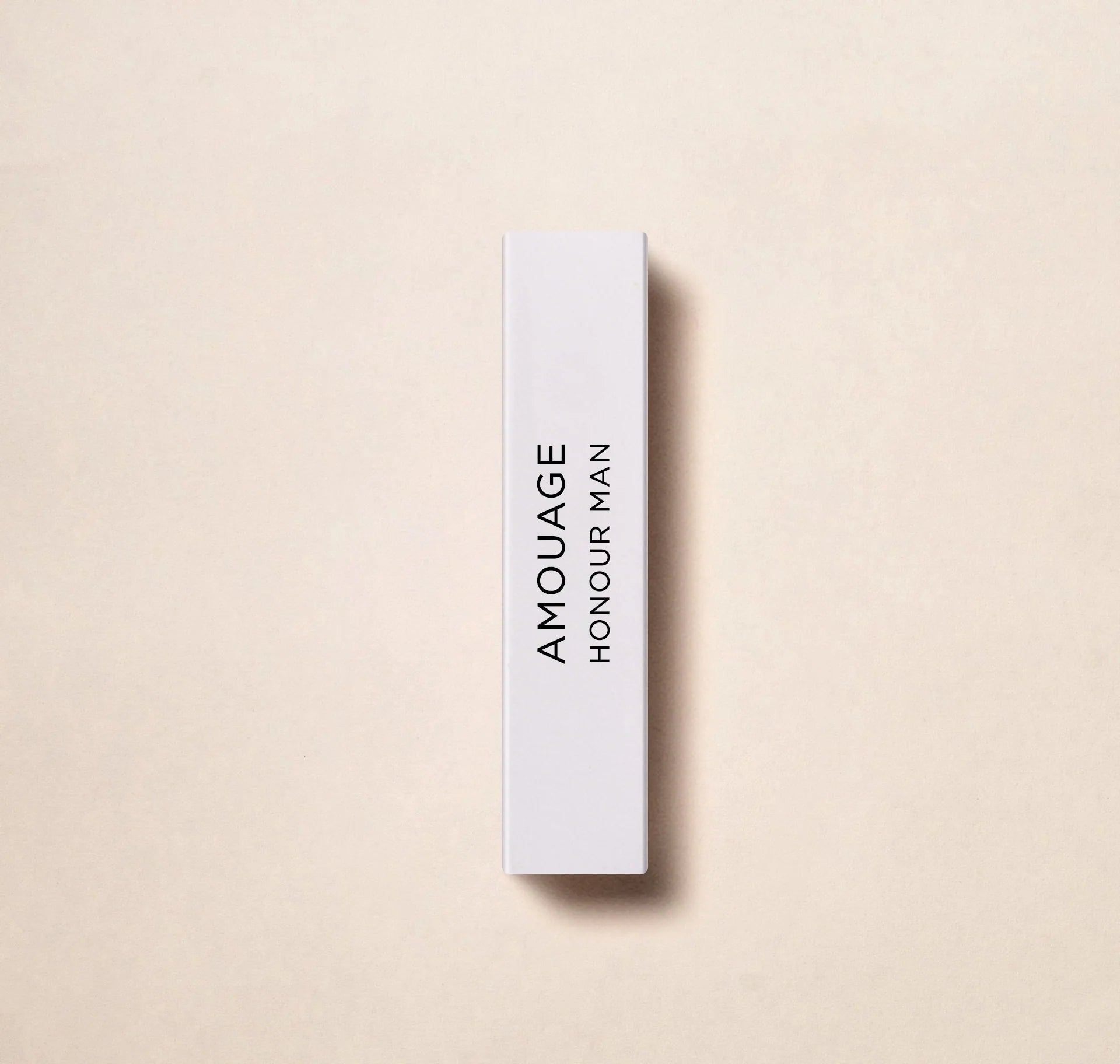 Experimente o luxo da casa de perfumes Amouage com a amostra oficial do perfume Honor Man de 2 ml (0,06 oz). Mergulhe na fragrância sofisticada desta marca renomada. Perfeito para retoques rápidos ou como amostra das fragrâncias renomadas da Amouage.