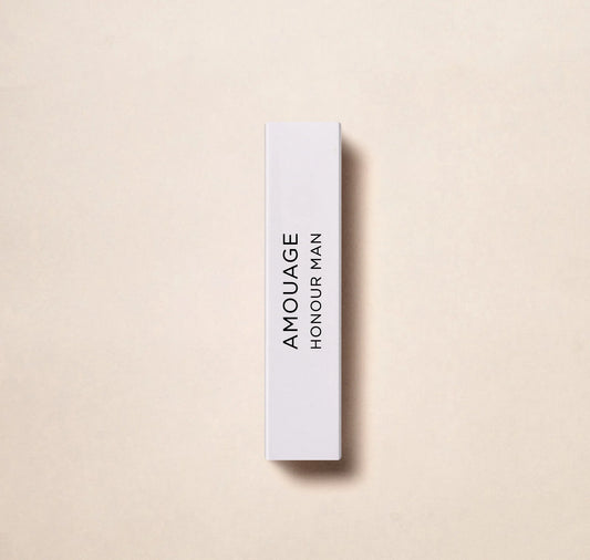 Experimente o luxo da casa de perfumes Amouage com a amostra oficial do perfume Honor Man de 2 ml (0,06 oz). Mergulhe na fragrância sofisticada desta marca renomada. Perfeito para retoques rápidos ou como amostra das fragrâncias renomadas da Amouage.