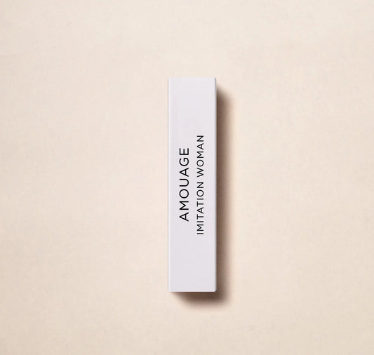 Experimente a fragrância luxuosa de Amouage Imitation Woman com esta amostra oficial de 2 ml (0,06 oz). Criada pela renomada casa de perfumes Amouage, esta fragrância exala elegância e sofisticação. Perfeita para testar antes de comprar um frasco gra