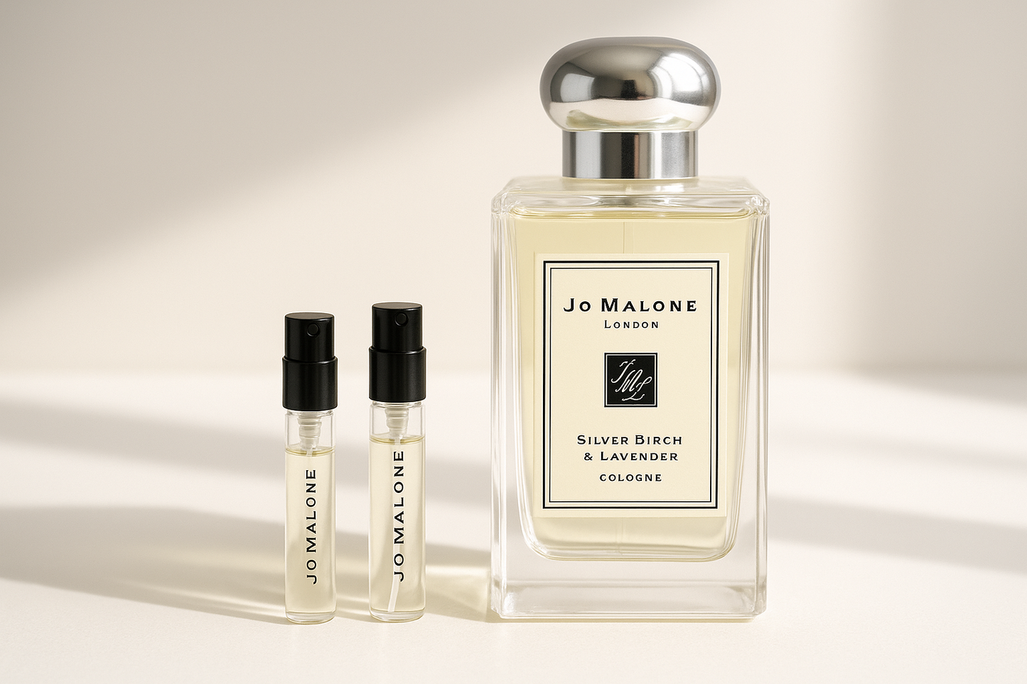 Amostras de perfume Jo Malone Silver Birch & Lavender Cologne de 1 ml ao lado da fragrância Jo Malone Silver Birch de 100 ml