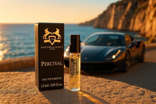 Amostra oficial de perfume Parfums De Marly Percival 1,5ml 0,05 fl. o.z. testador de perfume, carro de luxo atrás dele na costa do mar